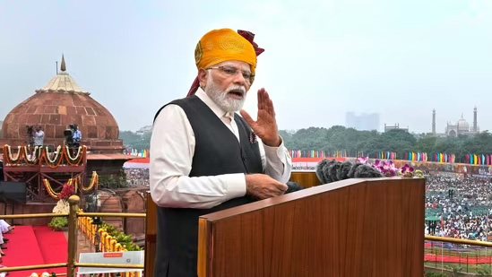 80-வது சுதந்திர தின விழா: செங்கோட்டையில் தேசியக்கொடி ஏற்றினார் பிரதமர் மோடி!